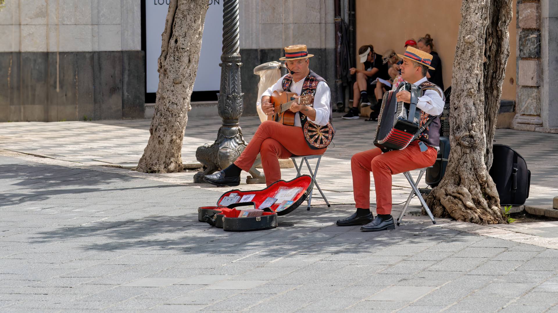 Die Herren bedienen das Klischeebild eines Italieners